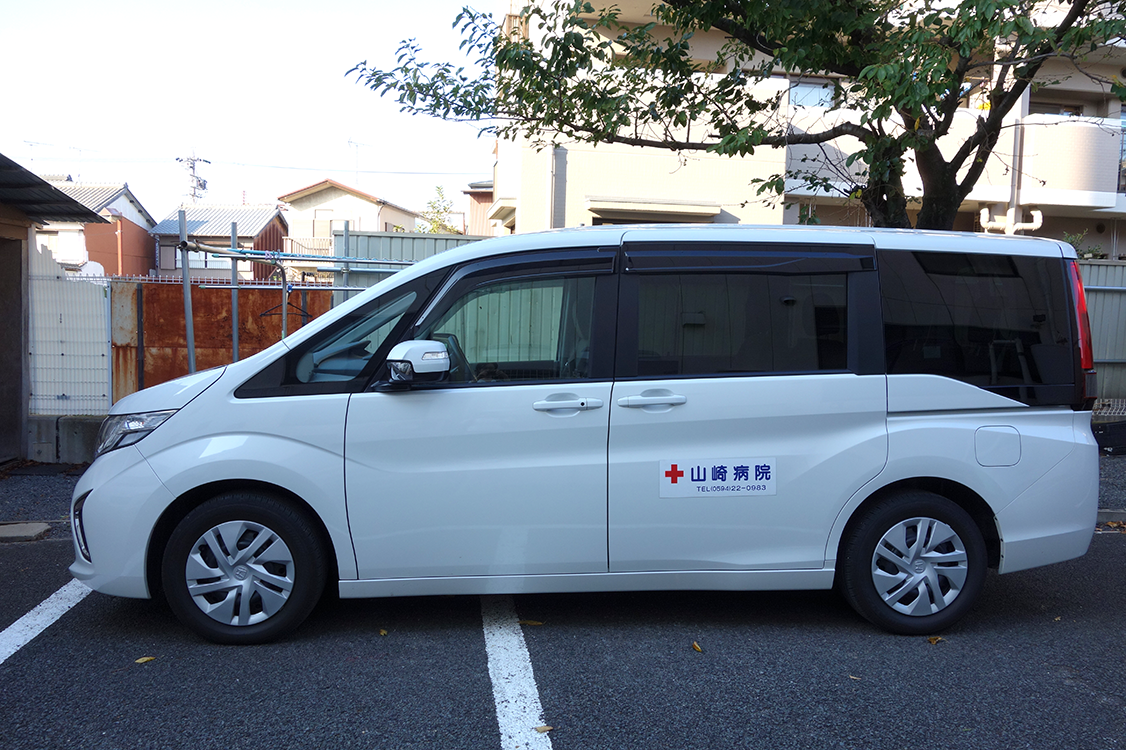 山崎病院の送迎車両。ワンボックス